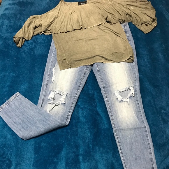 ⭐️ 3 for $20 Last One 🎉Off Shoulder Ruffle Top - Picture 3 of 5